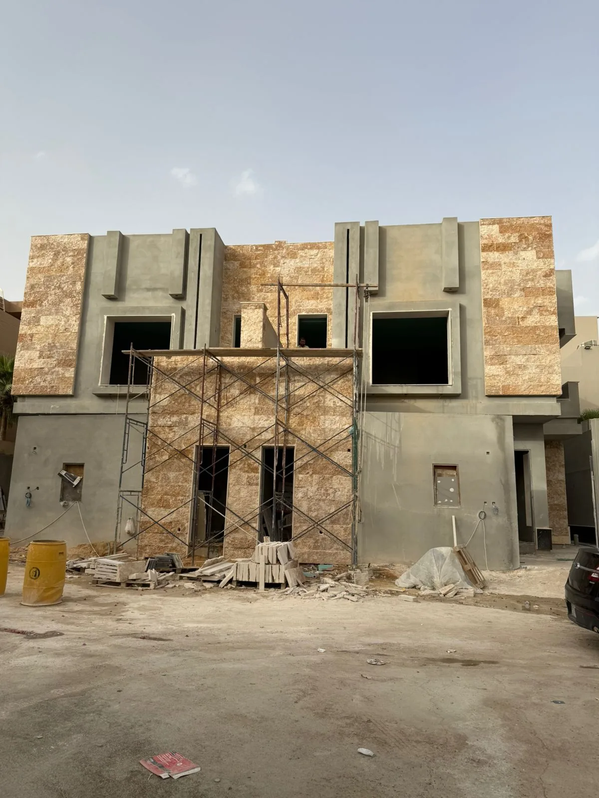 صورة من أعمال الواجهات والحجر أثناء التنفيذ
